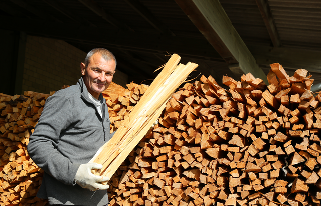 Holzofenbäckerei: Feuert jeden Tag mit vom Holzlieferanten selber bereitgestelltem Holz