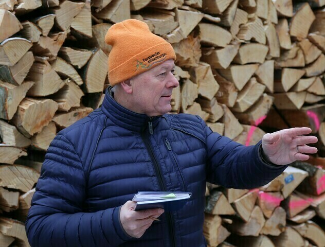 Energie-bois Suisse : Une fois, deux fois, trois fois - des records battus par le bois de chauffage vendu aux enchères